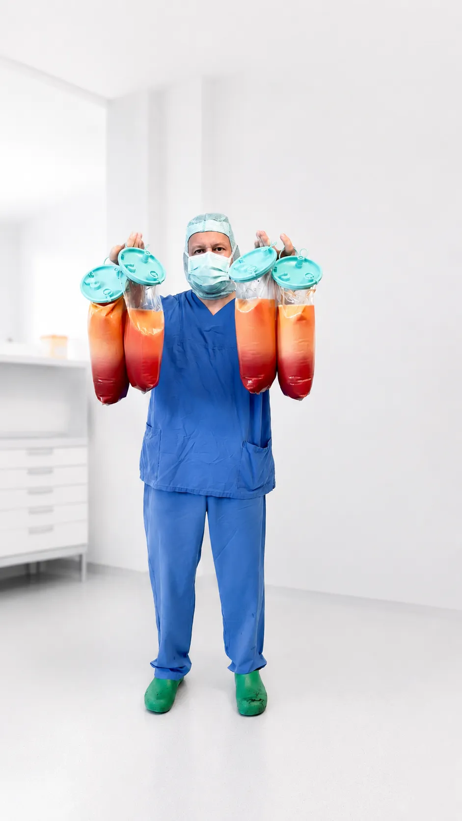 Mitarbeiter hält mehrere Plasma-Beutel in den Händen