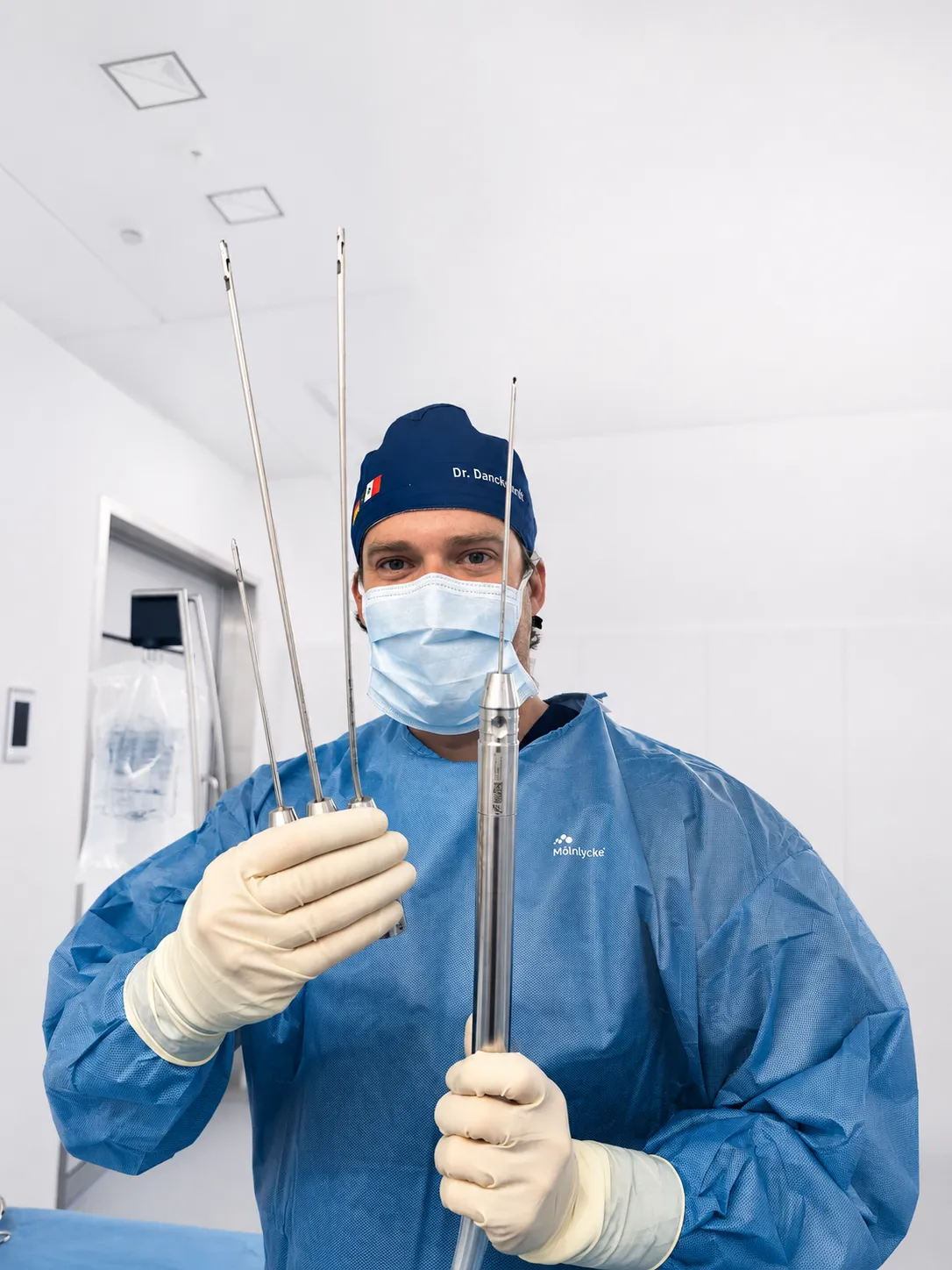 Dr. Danckwerth hält die PlasmaLipo-Instrumente in den Händen