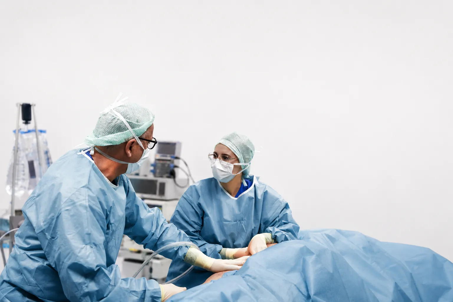 Zwei Mitglieder des LipoPlas-Teams im OP